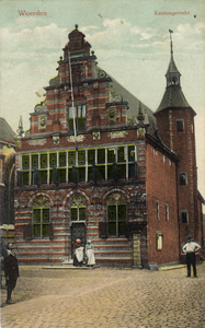 15371 Gezicht op de voor- en rechtergevel van het voormalige raadhuis (Kerkplein 6) te Woerden, van 1890-1933 in ...
